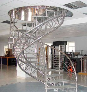 винтовая лестница из металлической стали